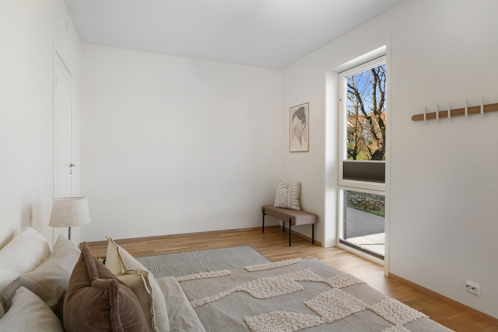 Rommet har parkett på gulvet og malte veggflater, i tråd med resten av leiligheten. Galleribilde