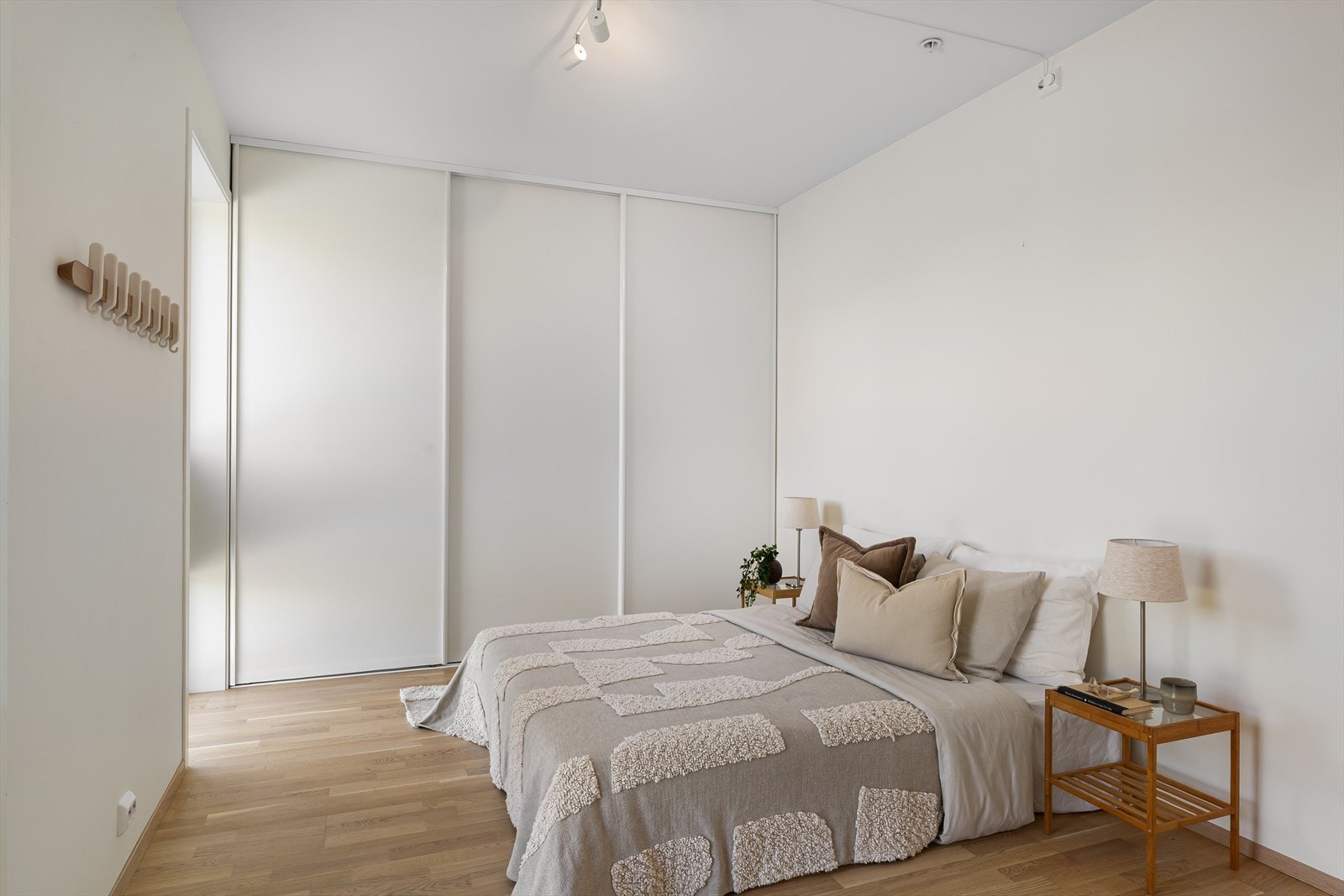 Hovedsoverommet har god plass til dobbeltseng og en stor skyvedørsgarderobe for oppbevaring. Galleribilde