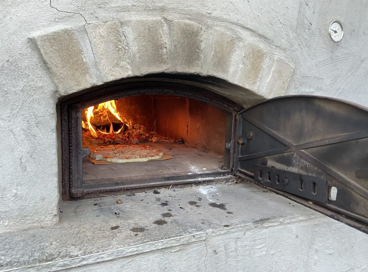 Pizza er og har vært en klassiker for nåværende eiere og serveres aller helst i hagestuen i bakhagen. Bildet er tatt av eier. Galleribilde