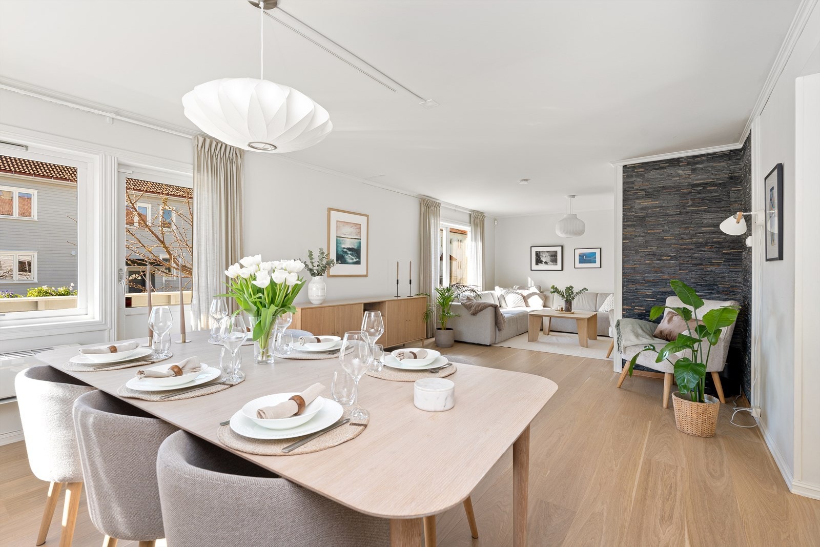 Velkommen inn! Boligen er gjennomgående lys og innbydende med en praktisk planløsning. I 1.etasje finner du en entre, garderoberom, toalettrom, samt den store sosiale sonen med kjøkken, spisestue og stue. Galleribilde