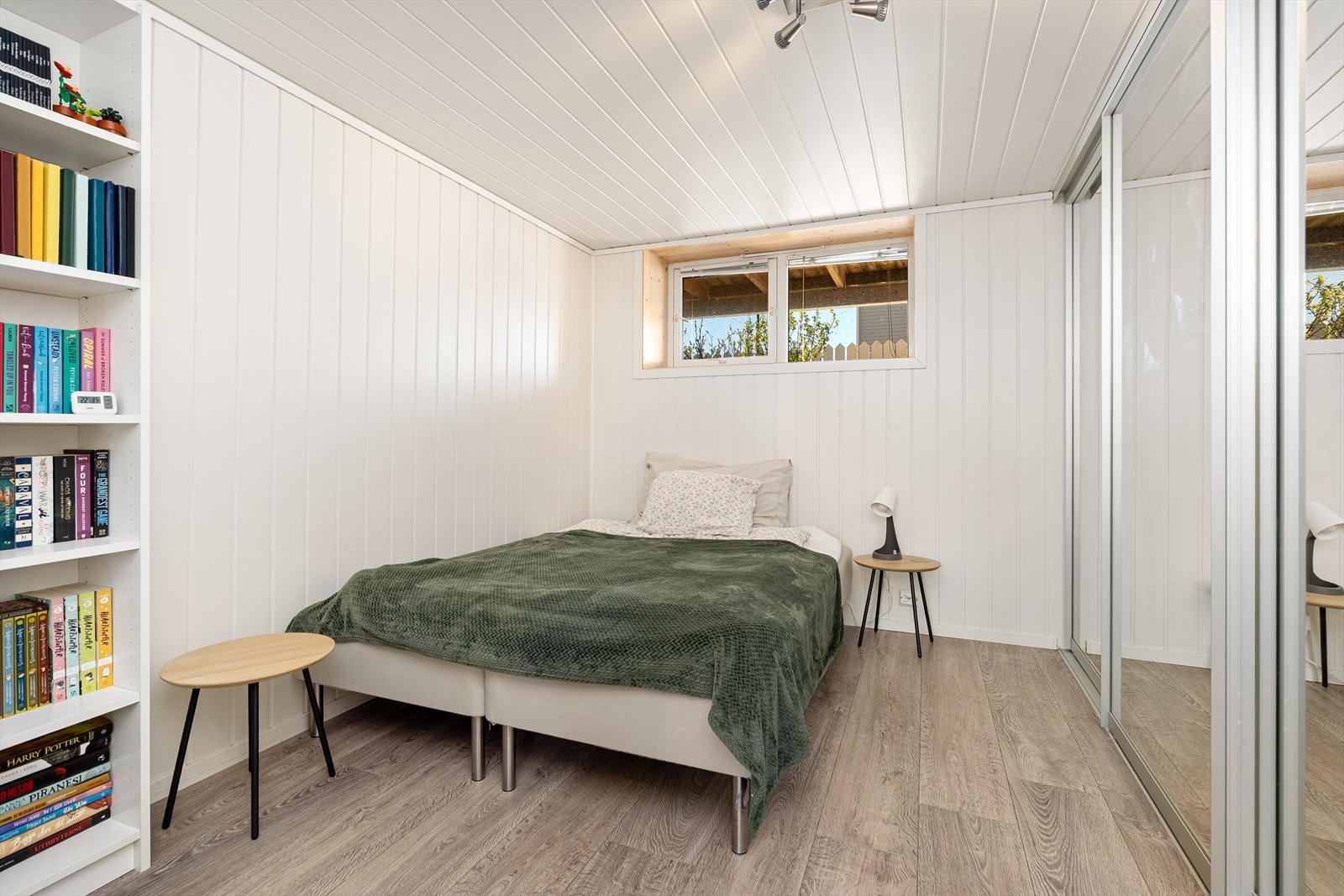 Soverommet er av god størrelse med plass til dobbeltseng, samt en større skyvedørsgarderobe. Galleribilde