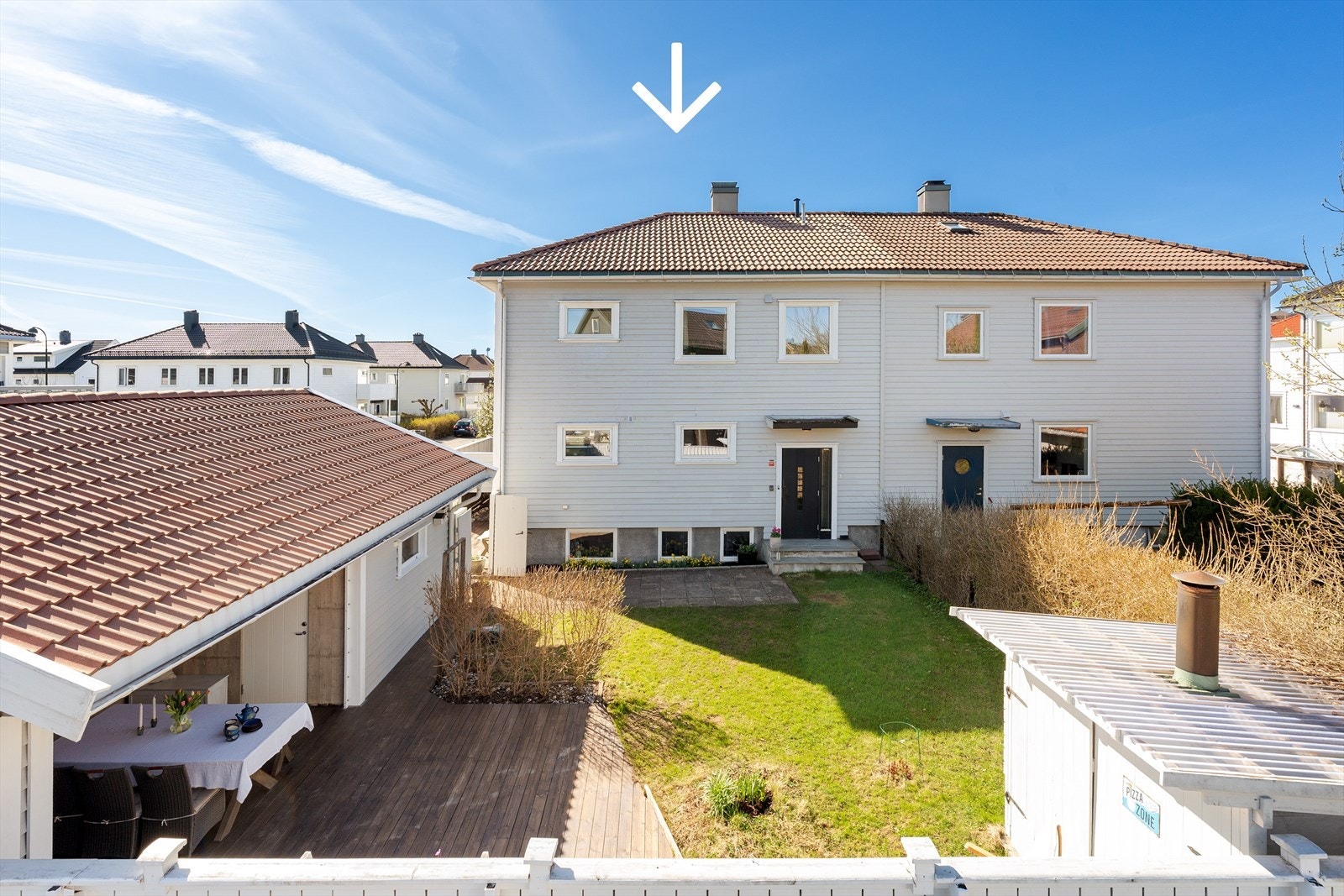 Velkommen til en innholdsrik familiebolig på beste Lund! Flytter du hit får du god plass, leieinntekter fra hybel, solrike uteplasser, hage og god parkering! Alt i et hyggelig nabolag med gangavstand til det aller meste! Galleribilde