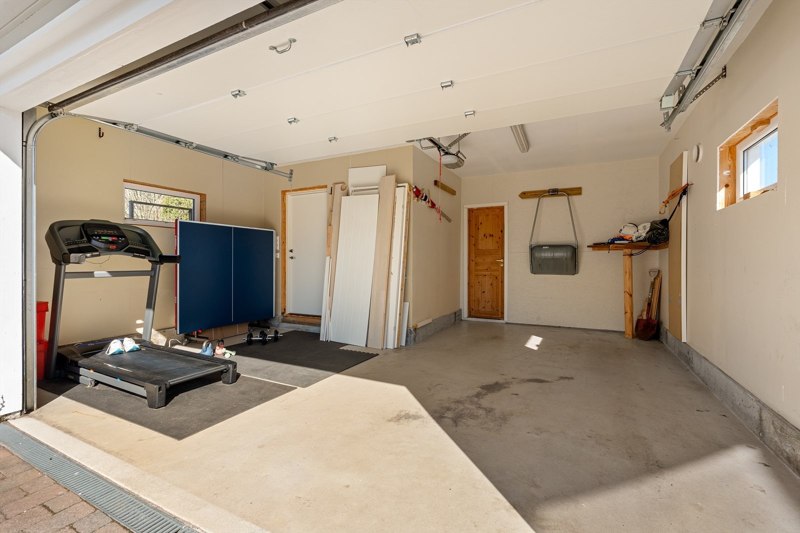I garasjen er det plass til å parkere bilen, samt til tredemølle og ekstra lagring om ønskelig. Galleribilde