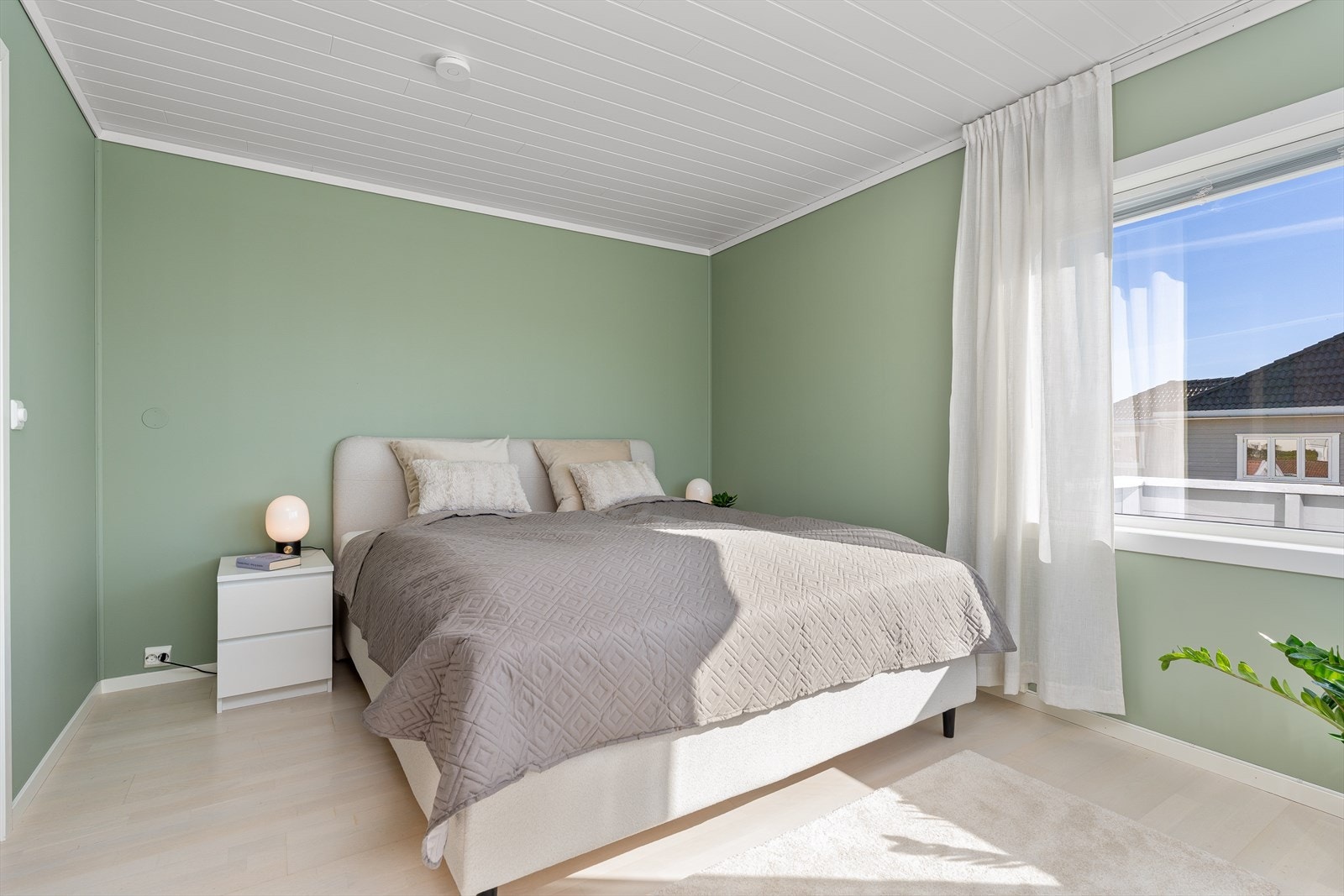 På hovedsoverommet er det laget til en egen walk-in garderobe, samt at du har tilkomst til balkong med morgensol. Galleribilde