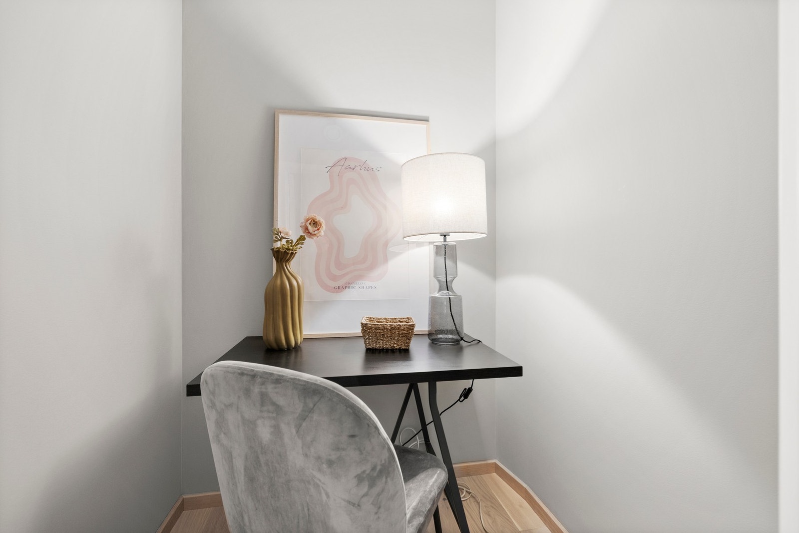 I tillegg til skyvedørsgarderoben i entréen er det et garderoberom som kommer godt med - Enten til ekstra oppbevaring, klesskap eller hjemmekontor. Galleribilde