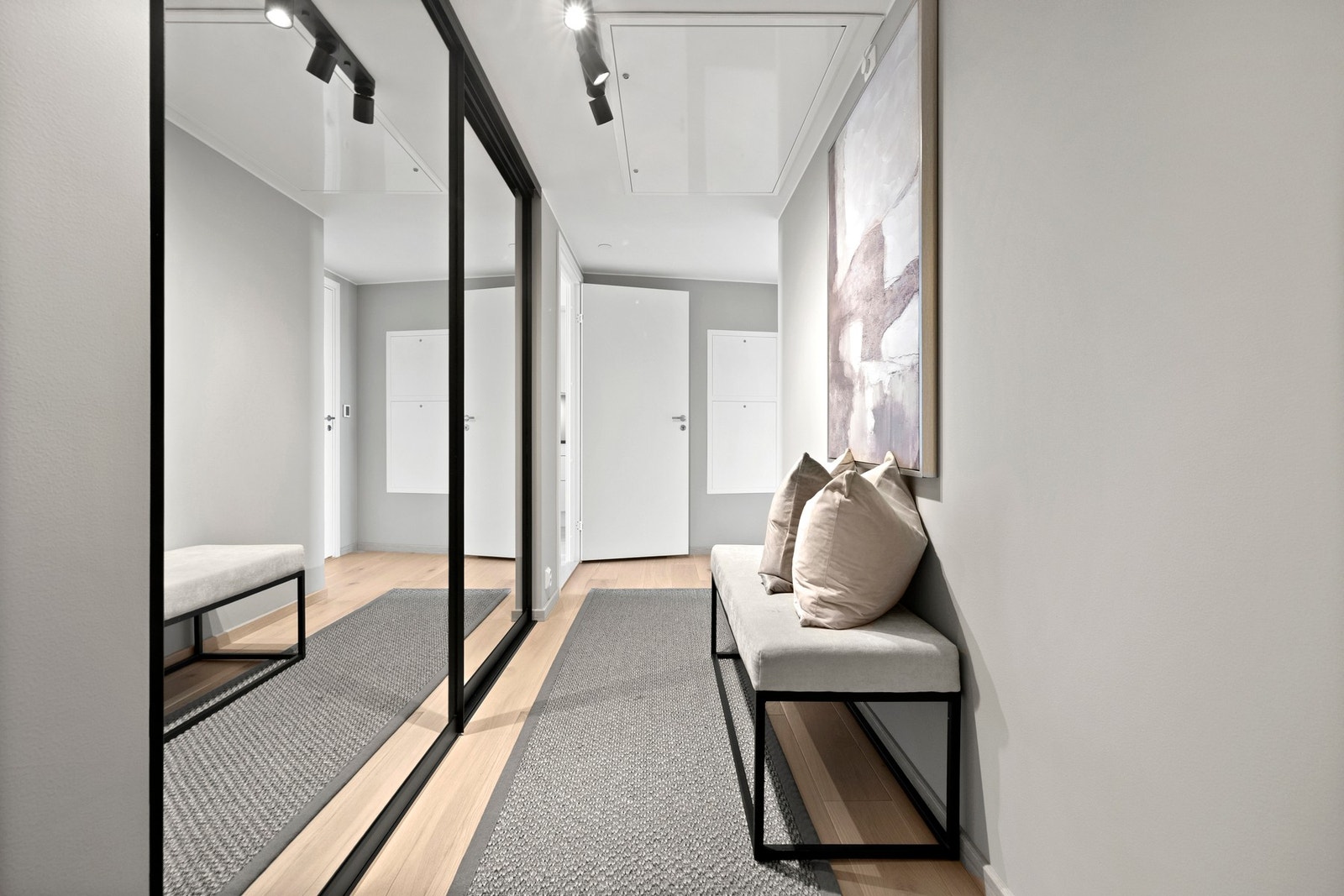 Her er det satt opp skyvedørsgarderobe med speil som gir gode oppbevaringsmuligheter og bidrar til et ryddig og stilrent førsteinntrykk. Galleribilde
