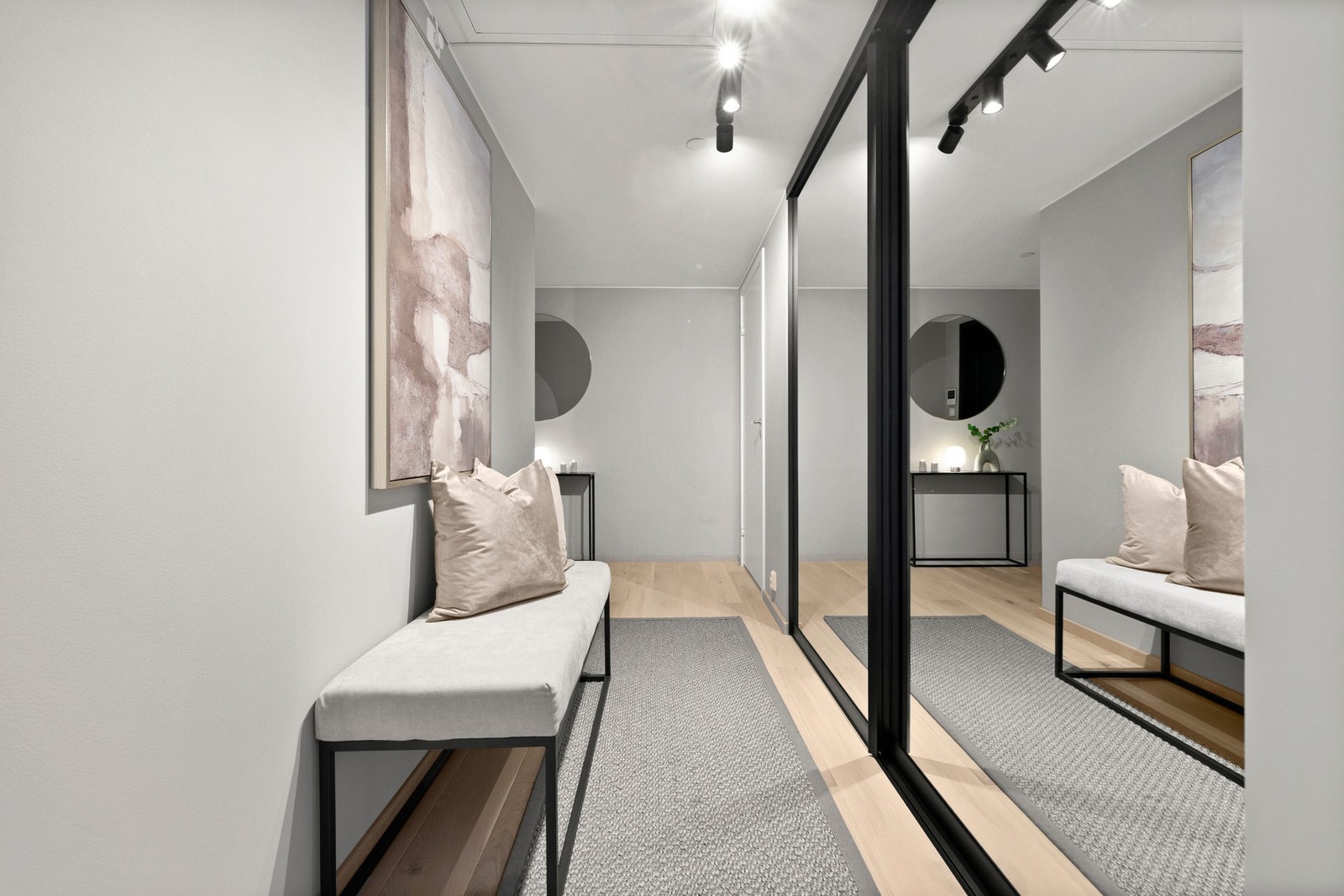 Leiligheten ønsker deg velkommen med en romslig og praktisk entré. Galleribilde