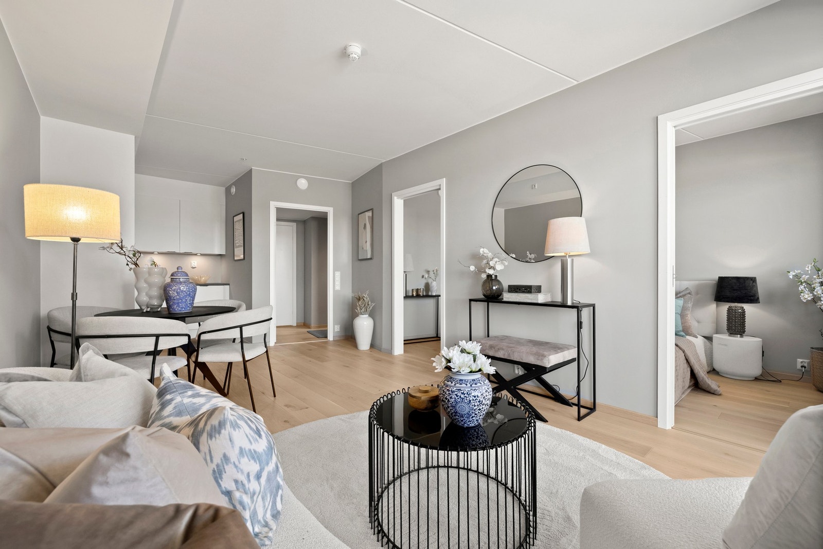 Takene er hvitmalte som sammen med de øvrige overflatene gir en helhetlig og moderne romfølelse. Galleribilde