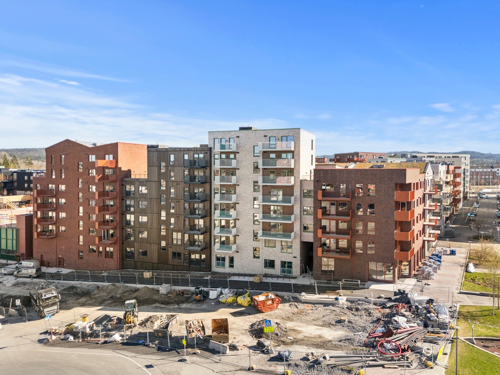 Gartneren er i gang med å utarbeide et flott uteområde. Galleribilde
