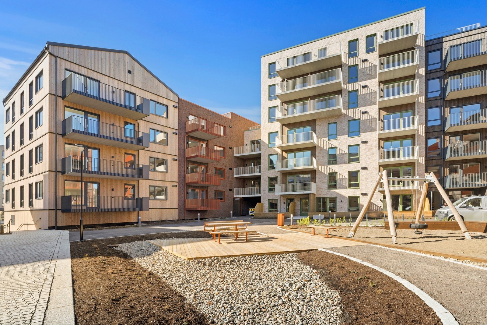 Leiligheten ligger fint til som en av de bakerste i prosjektet, med balkong vendt mot grønt parkområde og gangvei. Her får du en skjermet og luftig plassering med fritt utsyn uten gjenboere, en kvalitet som virkelig merkes i hverdagen. Galleribilde