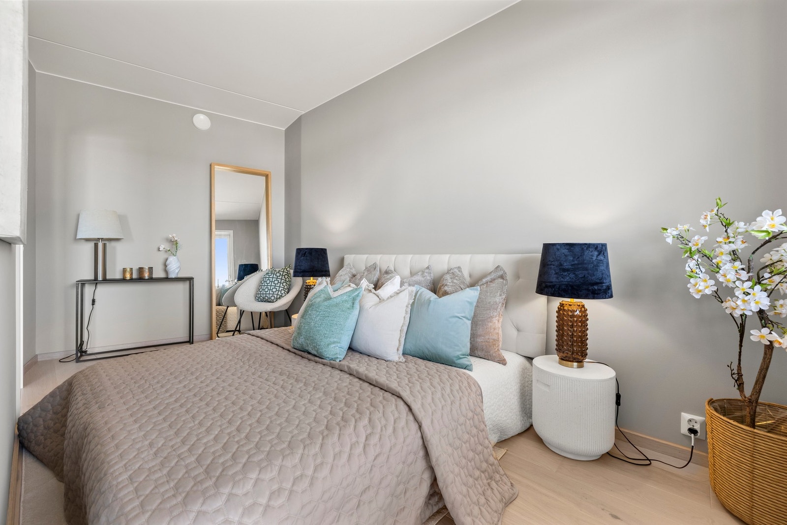 Her ligger alt til rette for en rolig og behagelig atmosfære, perfekt for gode netter og avslappende morgener. Galleribilde