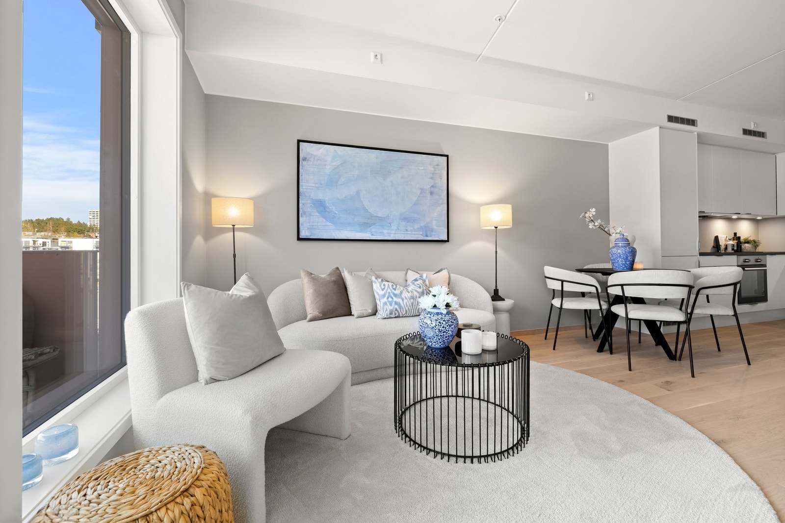 Her er det god plass til både sofagruppe og spisebord, perfekt for både rolige hverdager og hyggelige sammenkomster. Galleribilde