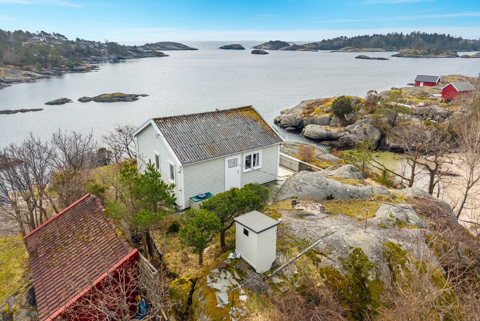 Eiendommen ligger idyllisk til med gode solforhold Galleribilde