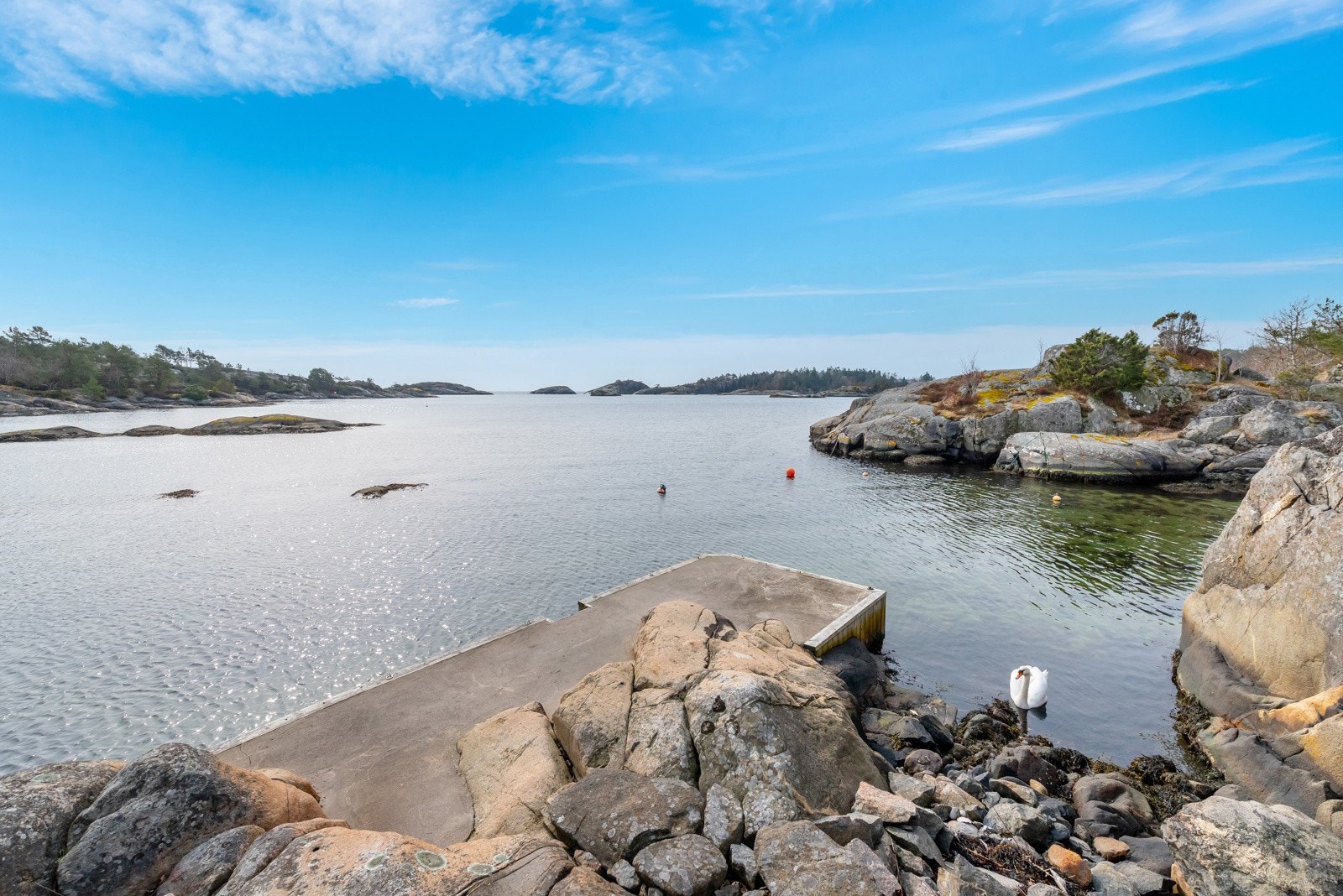 Brygge få meter fra hytten. Badeplass med badestige Galleribilde
