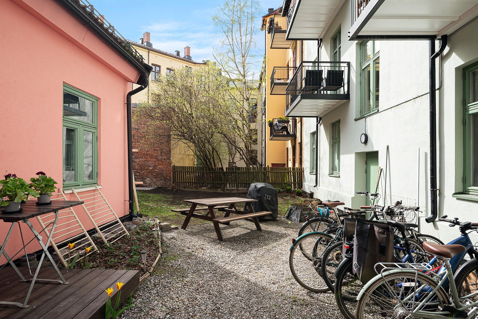 Hyggelig bakgård. Galleribilde