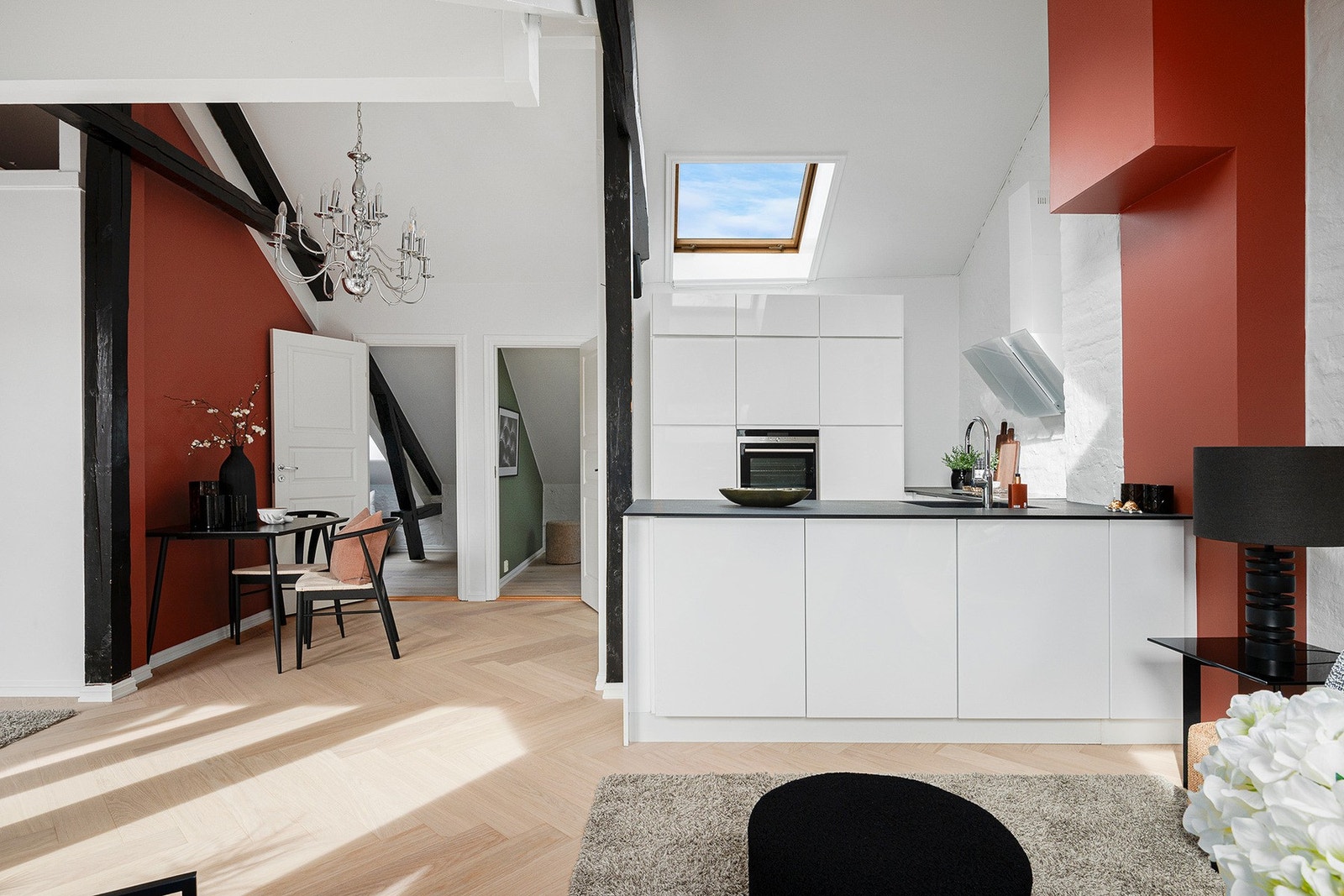 Stue med åpen kjøkkenløsning. Galleribilde