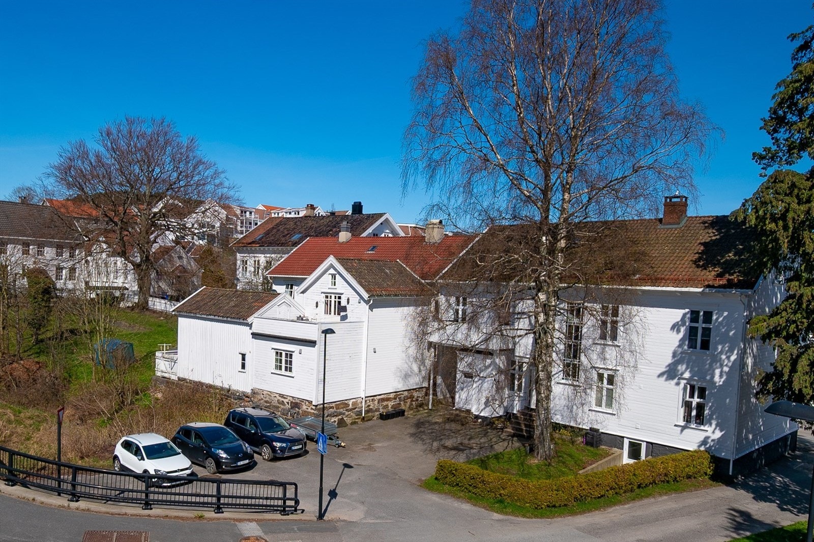 Opprinnelig var bygget bibliotek og ble ombygget til leiligheter i 2006 - Det medfølger en parkeringsplass til boligen Galleribilde
