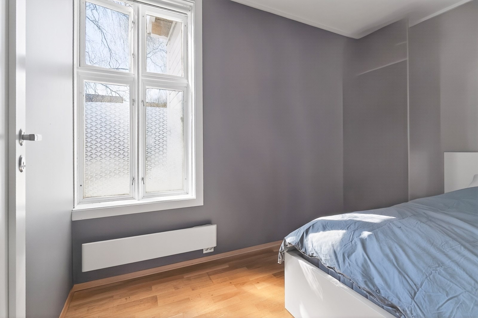 God plass til seng og skap Galleribilde