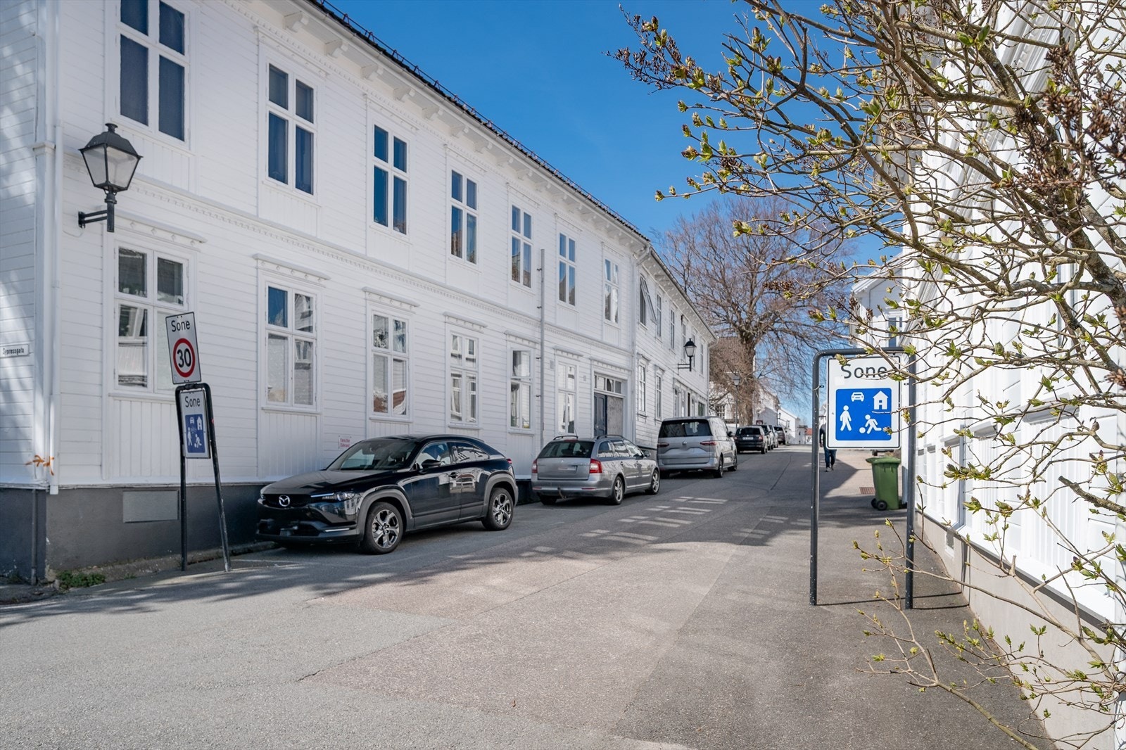 Boligen ligger godt til i klassiske og idylliske omgivelser Galleribilde