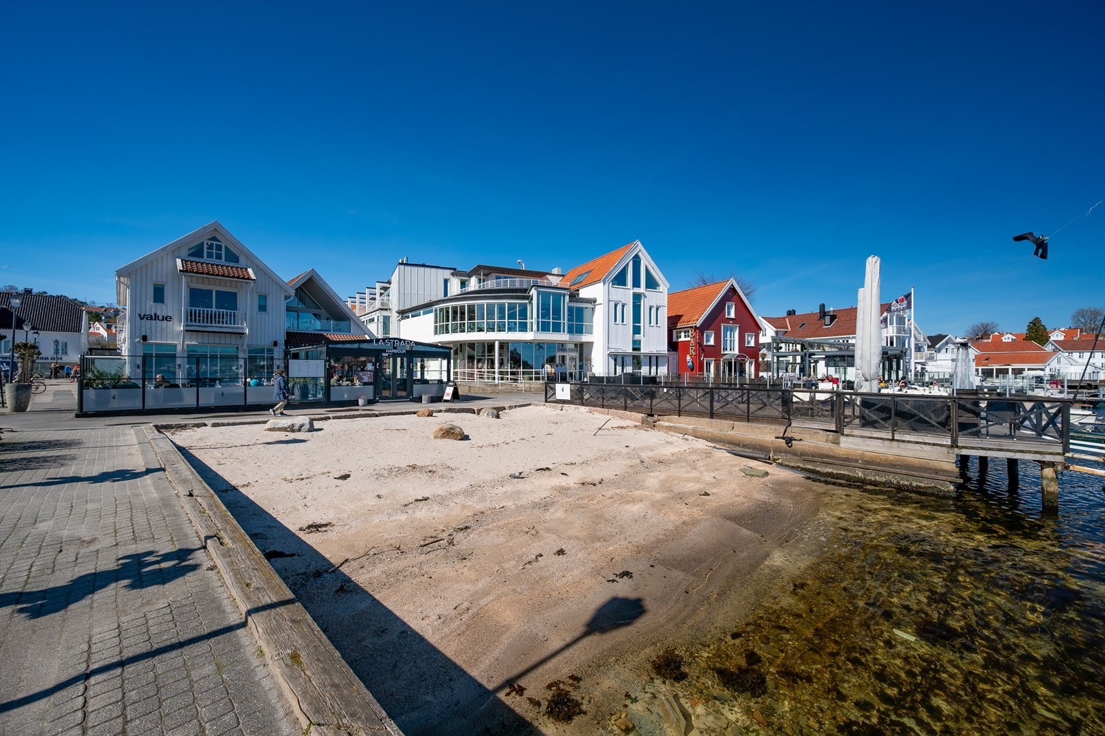 Kort gangavstand til bryggepromenade og bystrand Galleribilde