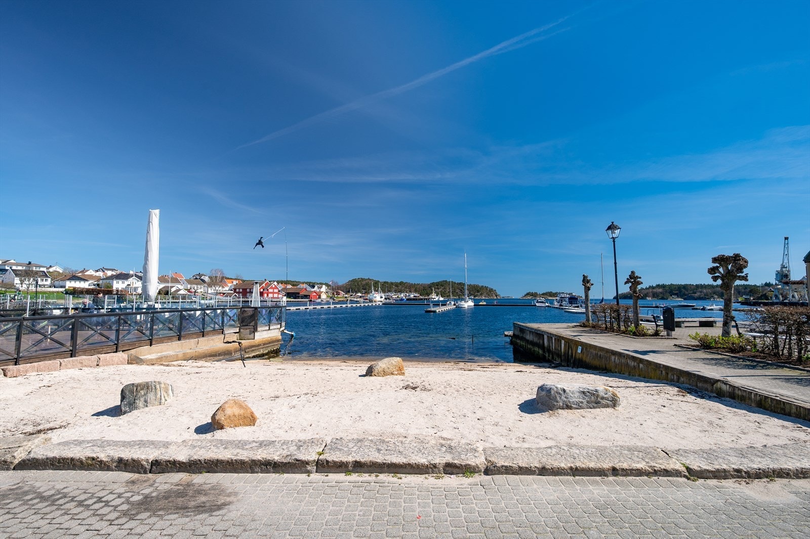 Kort gangavstand til bryggepromenade og bystrand Galleribilde