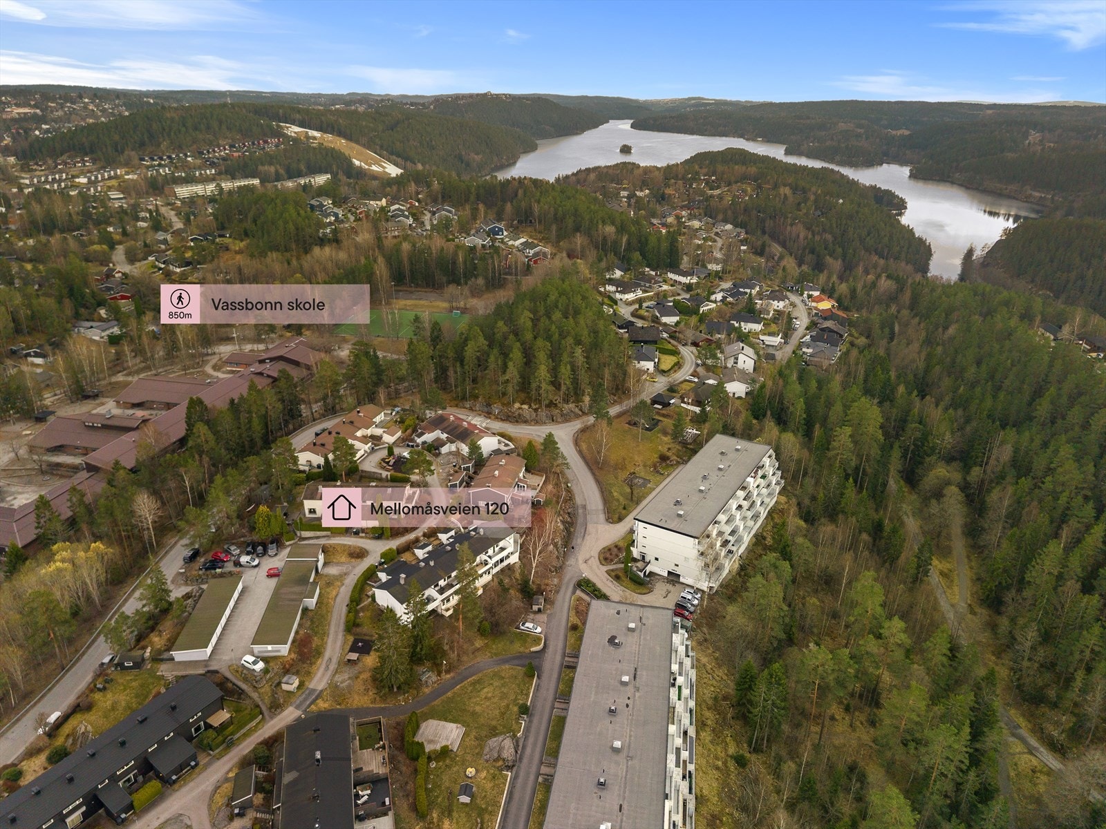 Kort vei til buss(ca. 5 min gange) med hyppige avganger til Oslo gjør pendlingen enkel og effektiv. Galleribilde