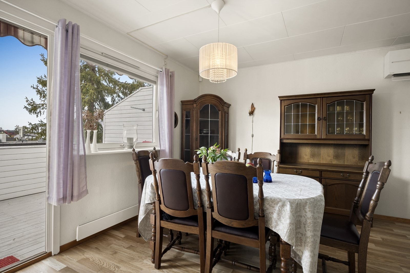 Utgang fra stue til nordvest-vendt terrasse. Galleribilde