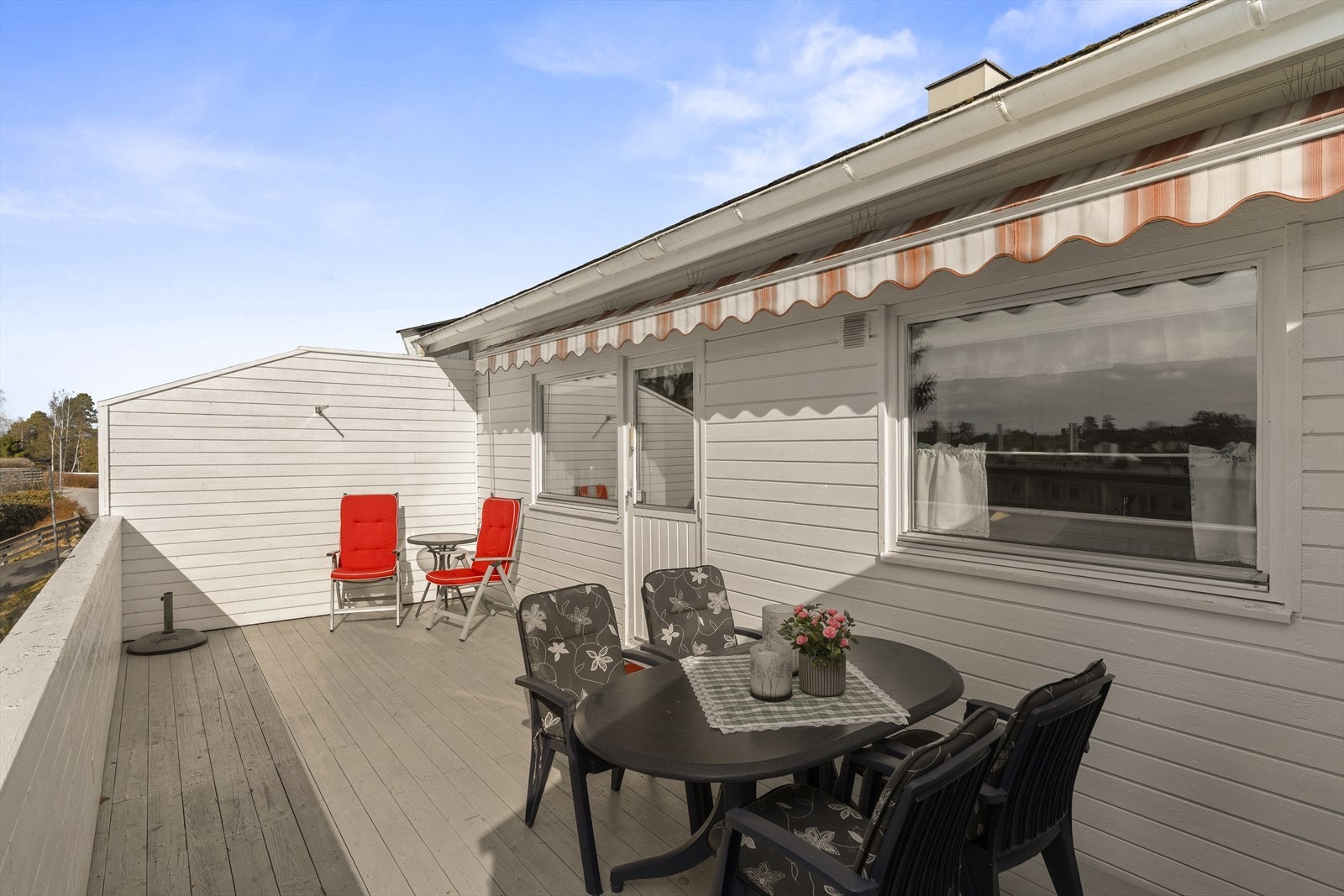 Romslig terrasse på ca 21 kvm med god plass til utemøblement. Galleribilde