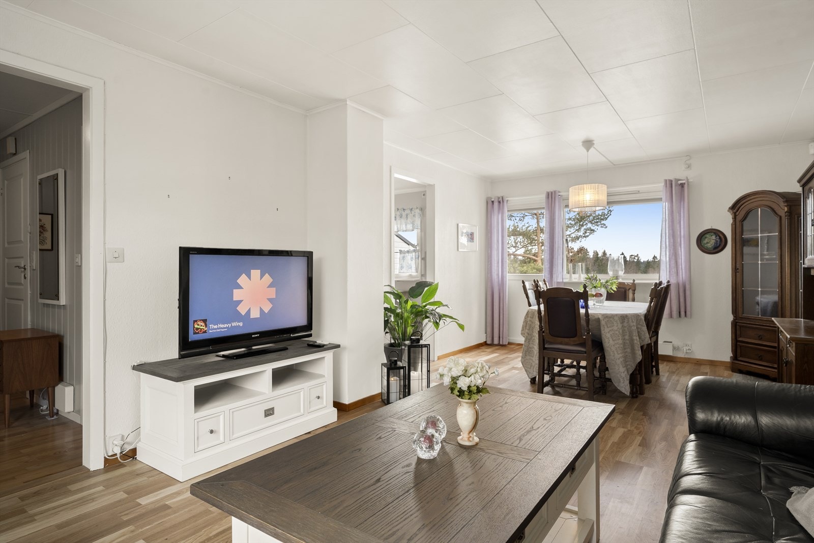 Lys stue med gode møbleringsmuligheter. Galleribilde