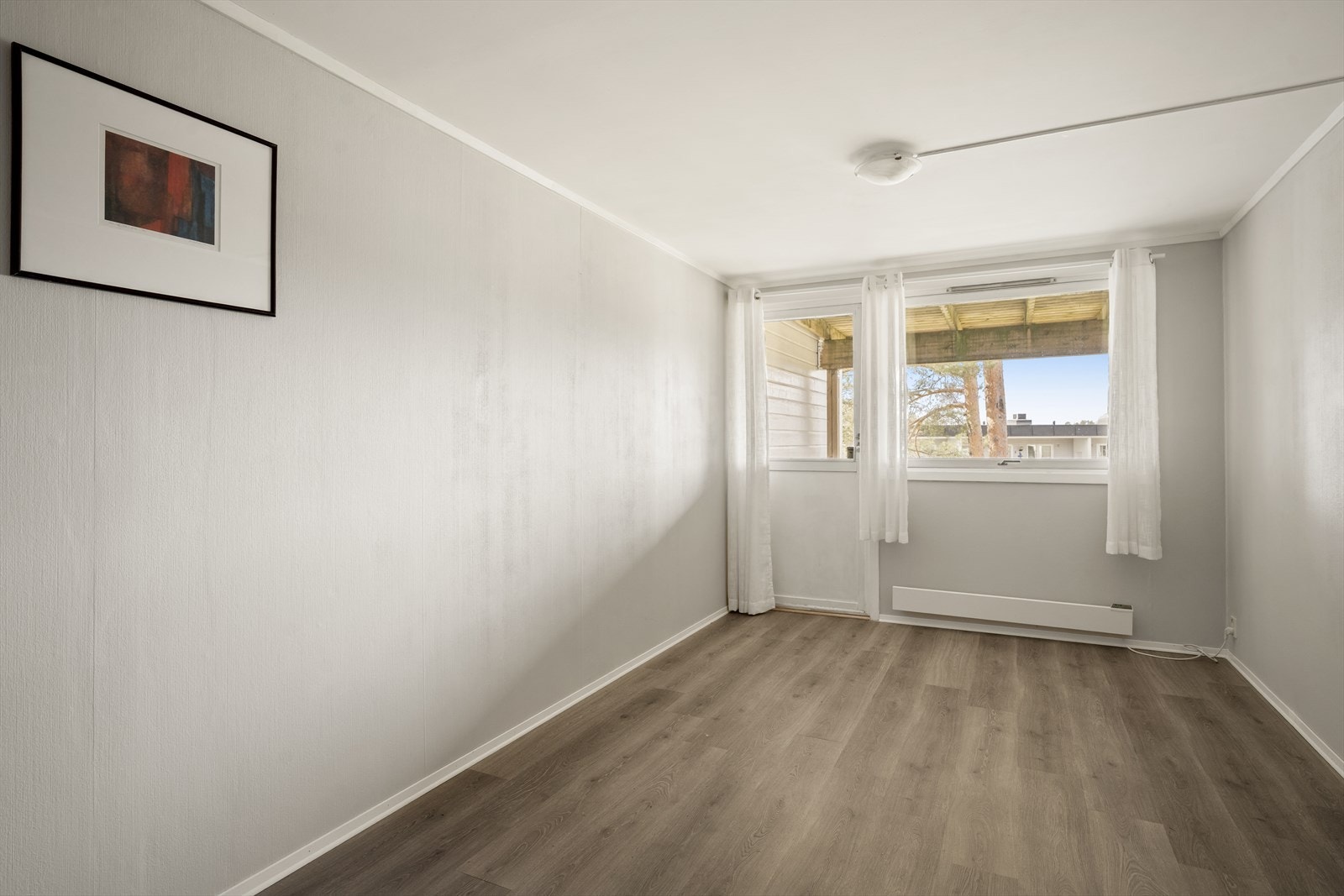 Et av soverommene har utgang til nordvest-vendt terrasse. Galleribilde