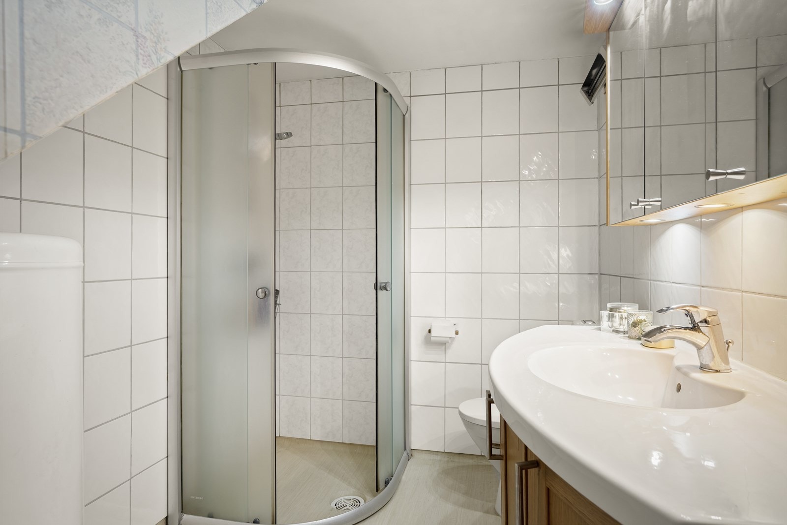 Bad med dusjnisje og praktisk innredning. Galleribilde