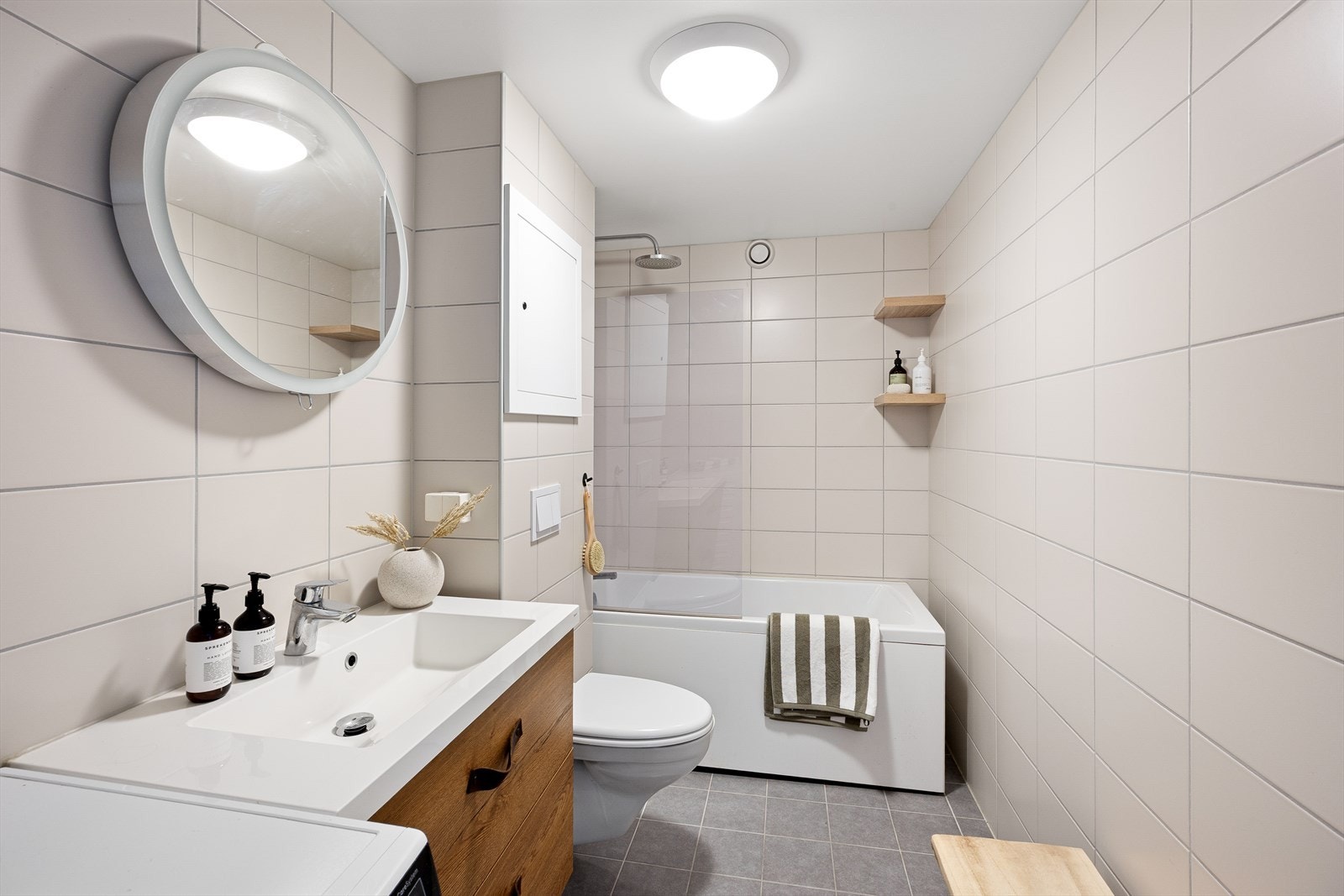 Badet ble rehabilitert i 2018 og har flislagt gulv med varmekabler, badekar med dusj og vegghengt toalett. Galleribilde