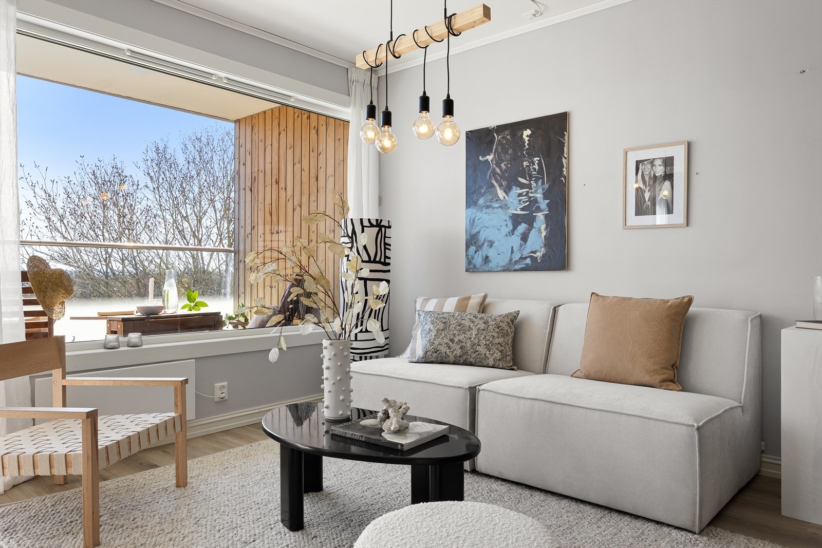 De store vindusflatene slipper inn rikelig med lys. Vinduene er fra 2019 og har 3-lags isolerglass for god komfort og energieffektivitet. Galleribilde