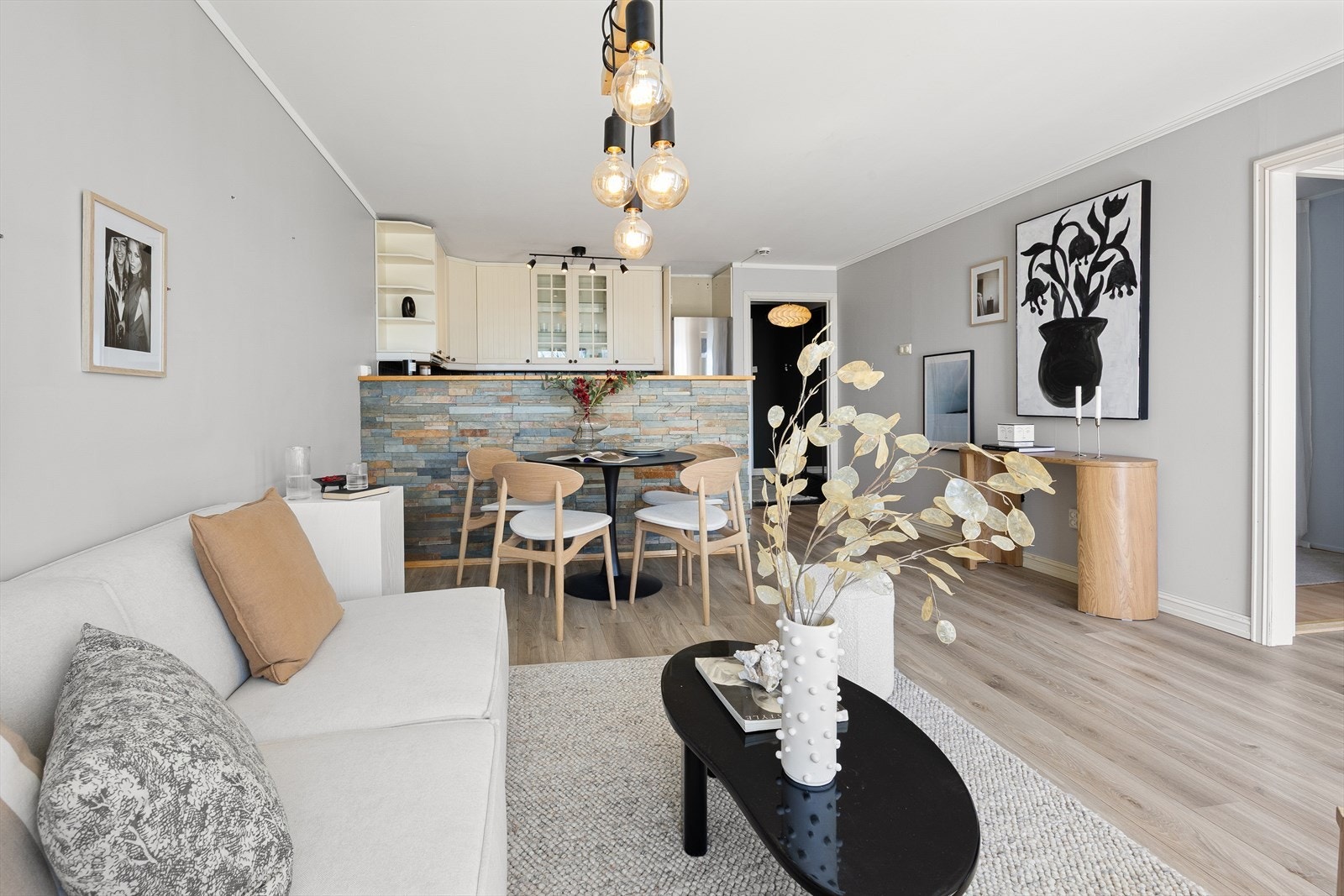 Den åpne løsningen gir fleksibilitet for møblering, med plass til både sofagruppe og spisebord. Galleribilde