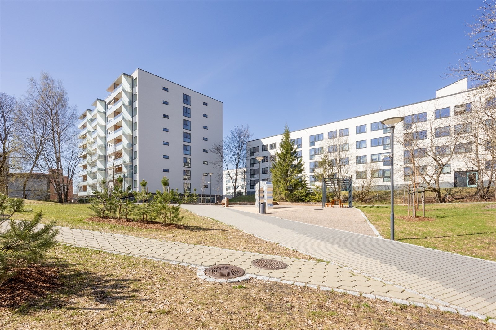 Leiligheten er en del av Setra Borettslag, som har velholdte og store grøntområder mellom bygningene. Galleribilde