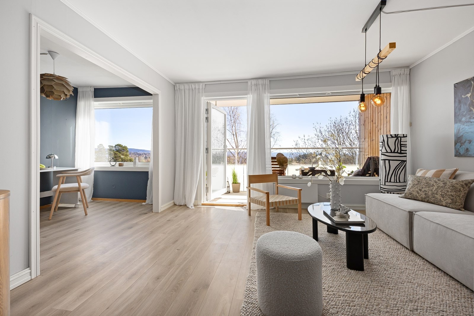 Gjennomgående laminatgulv i oppholdsrommene skaper en helhetlig og moderne følelse. Galleribilde