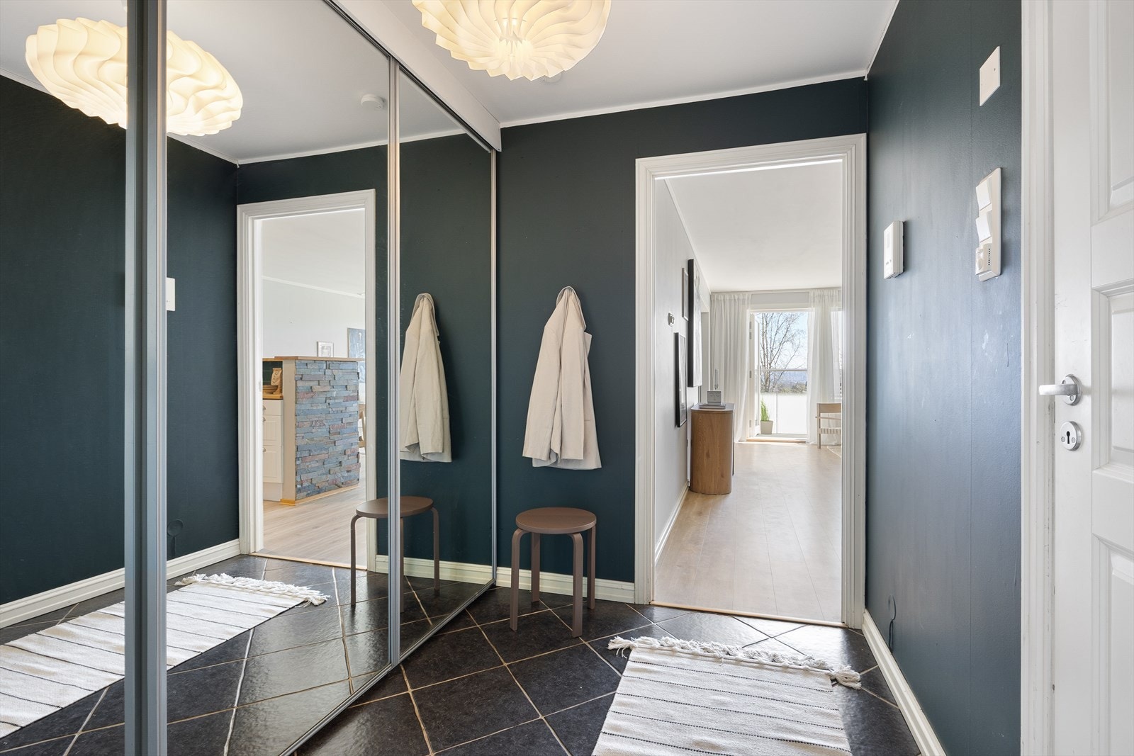 Entréen har god plass til oppbevaring i et romslig walk-in-closet med skyvedørsfronter. Galleribilde