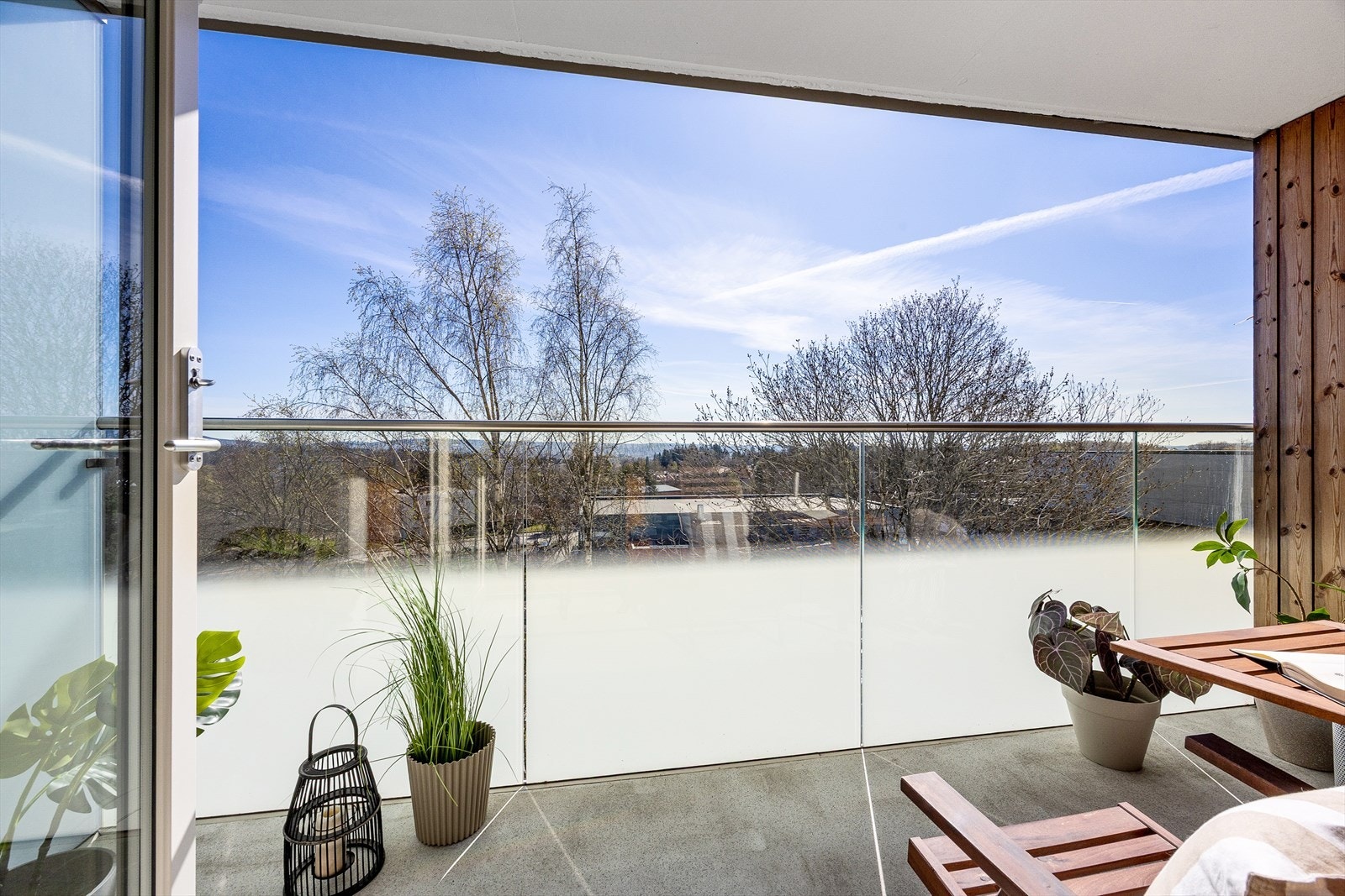 Balkongen på 8 m² har god plass til en sittegruppe. Den ble rehabilitert i 2019/2020 og har glassrekkverk og stikkontakt. Galleribilde