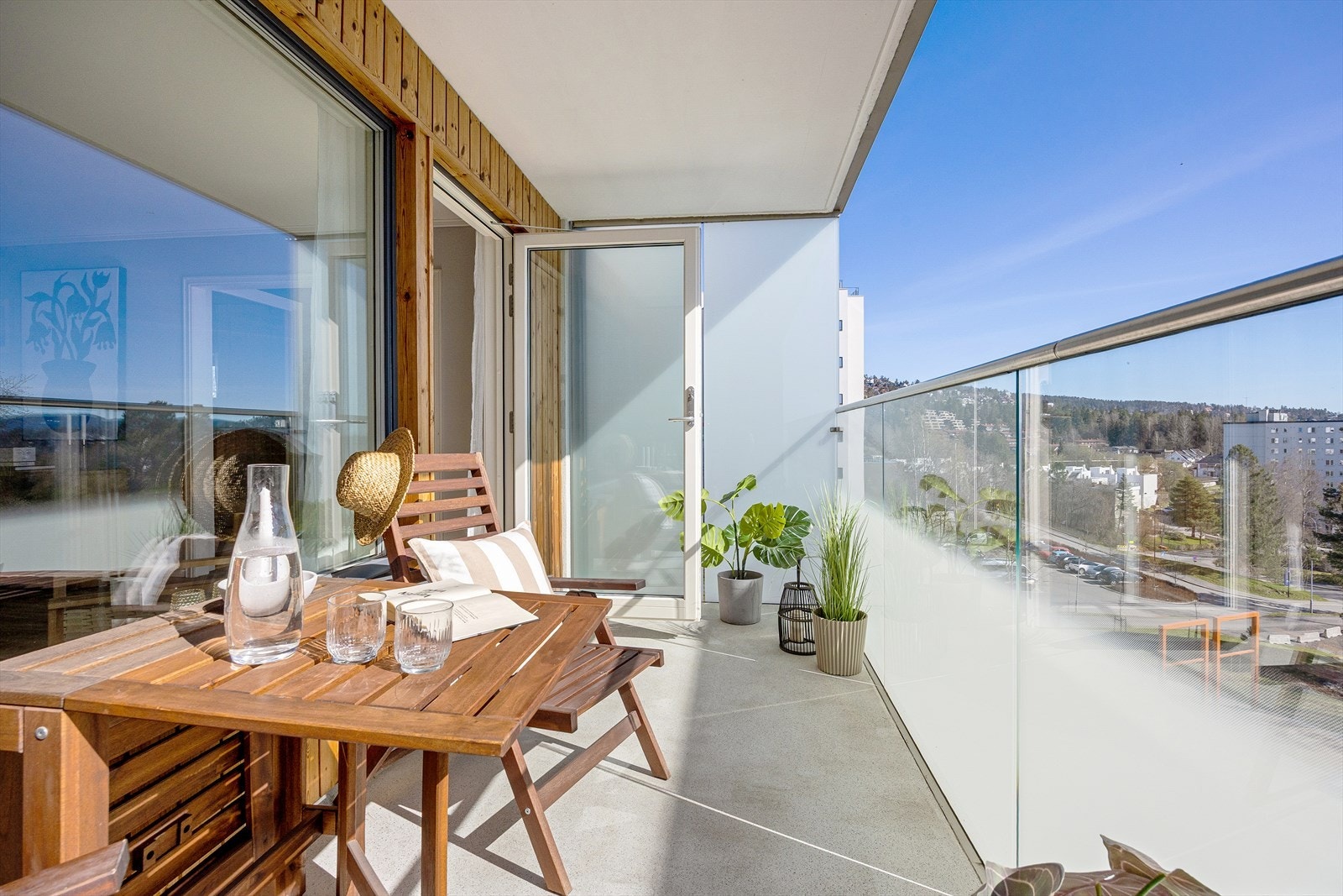 Velkommen til Hovseterveien 84 D! Denne lyse endeleiligheten i 6. etasje byr på en overbygget balkong på 8 m², rehabilitert i 2019/2020. Foto: Wlodek Koscielniak Galleribilde