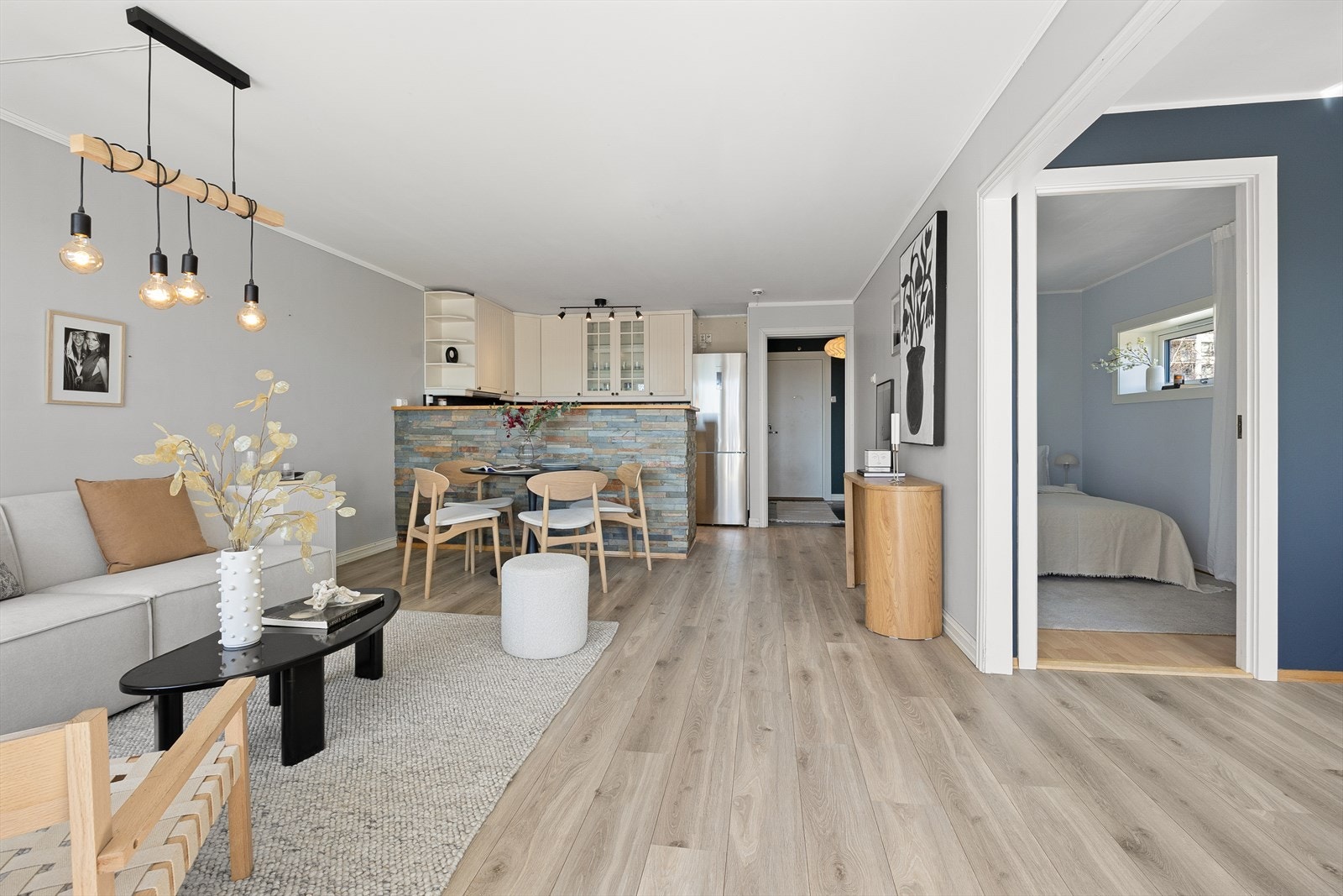Leiligheten har en arealeffektiv planløsning på 53 m² som fordeler seg på stue, kjøkken, soverom, kontoralkove, bad og entré. Galleribilde
