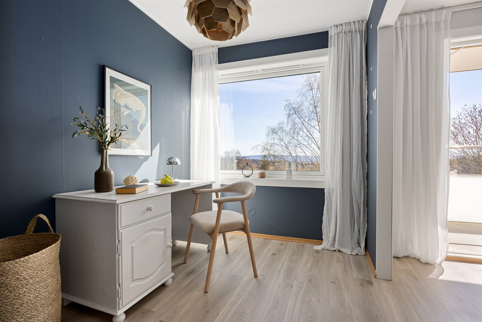 Den smarte alkoven gir en dedikert plass for hjemmekontor, med godt lys fra eget vindu. Galleribilde