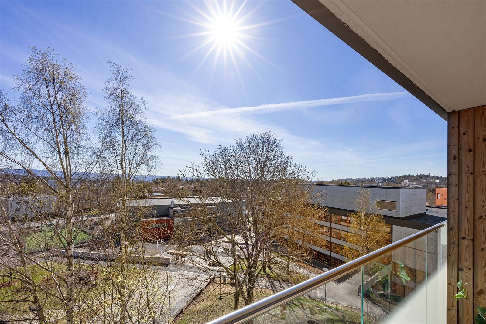 Fra balkongen er det utsikt over nærområdet, med blant annet Hovseter skole i umiddelbar nærhet. Balkongen er sydøstvendt. Galleribilde