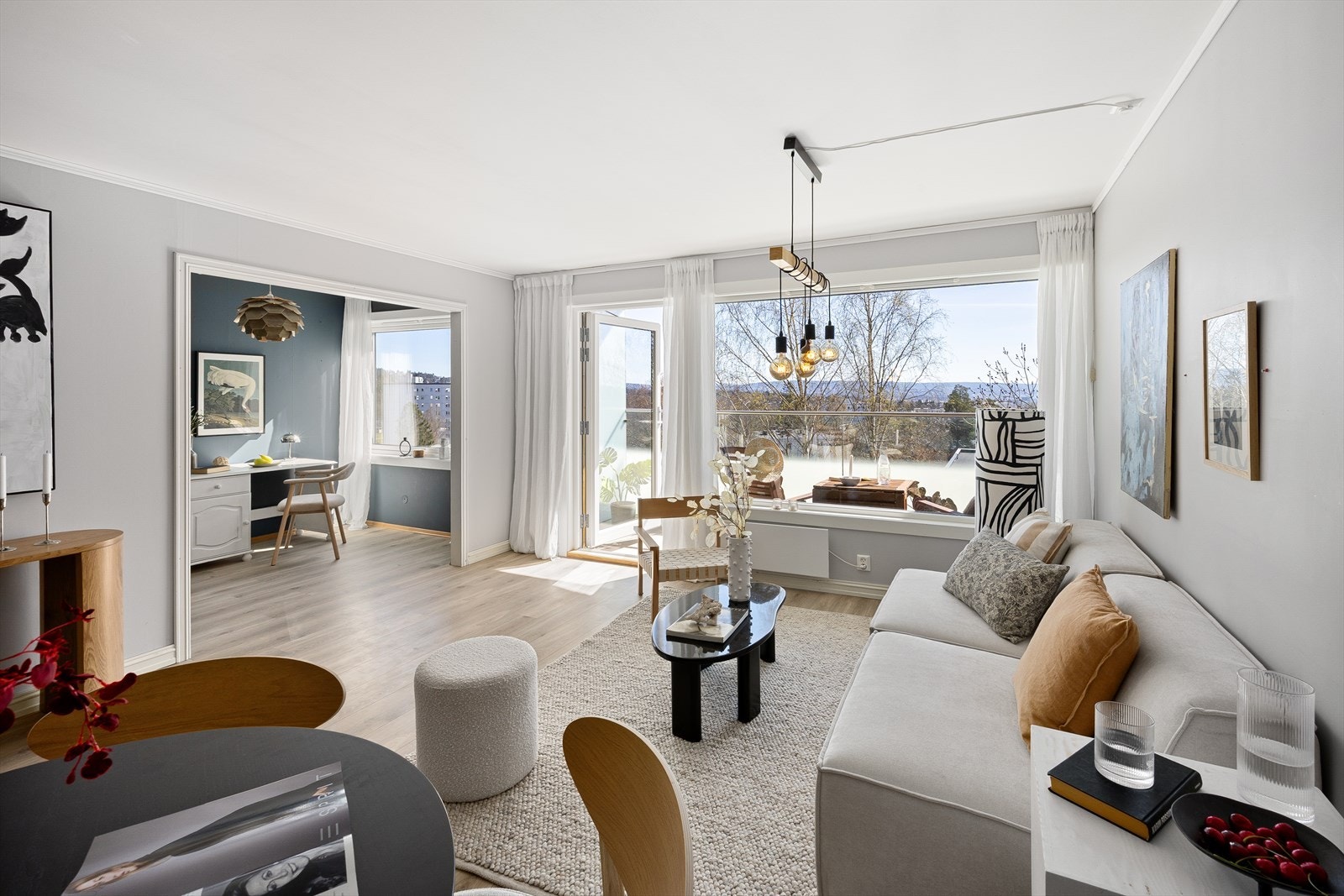 Store vindusflater som gir rikelig med dagslys. Planløsningen er effektivt utnyttet med en praktisk kontoralkove. Galleribilde
