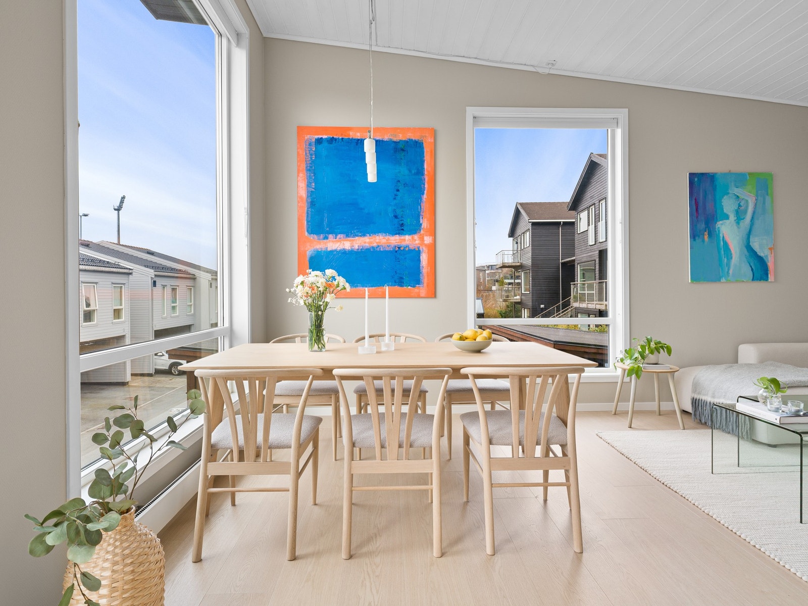 ra stuen er det utgang til en en balkong med gode solforhold. Galleribilde