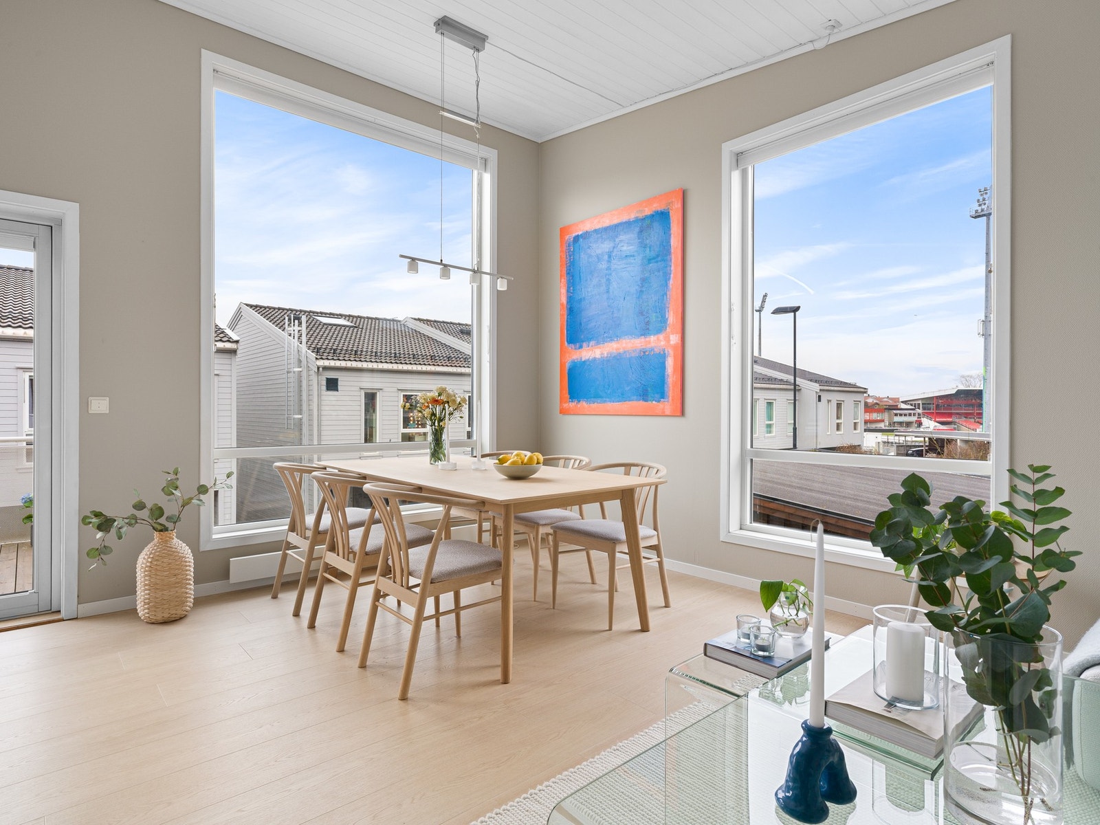 Rommet er lyst og innbydende med store vindusflater som slipper inn rikelig med naturlig lys. Galleribilde