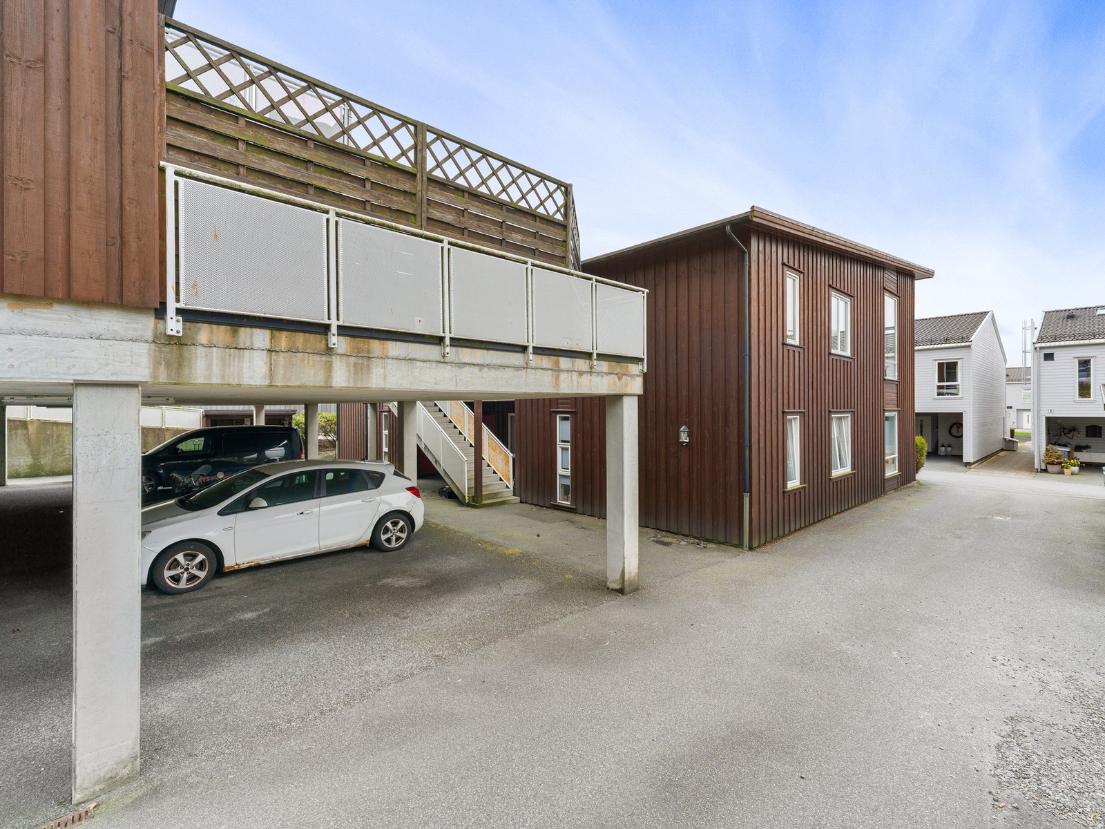 Det er parkering i felles anlegg under tak. Galleribilde