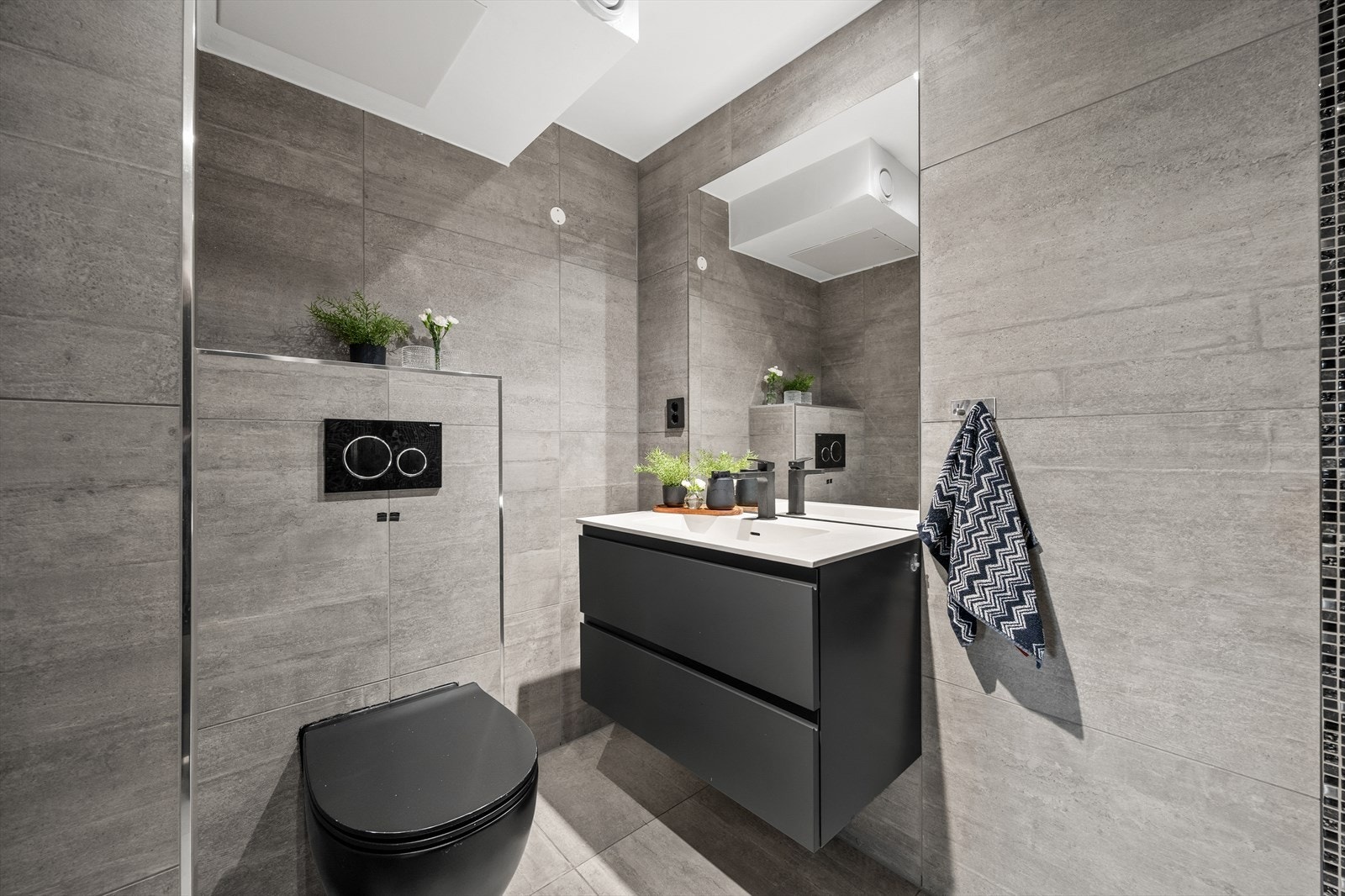 Badet ble pusset opp i 2019 og holder en moderne standard med fliser på gulv og vegger. Galleribilde
