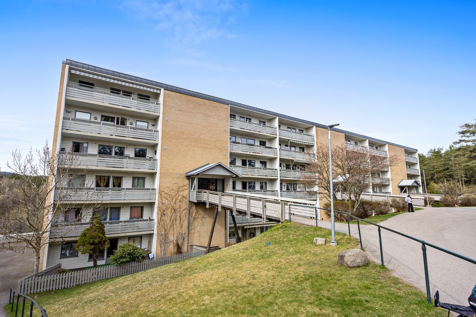 Leiligheten ligger i et boligbygg fra 1973 som er en del av Jesperud boligsameie. Galleribilde