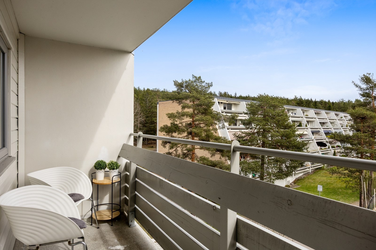 Balkongen på 8 m² har plass til et lite kafesett og beplantning. Galleribilde