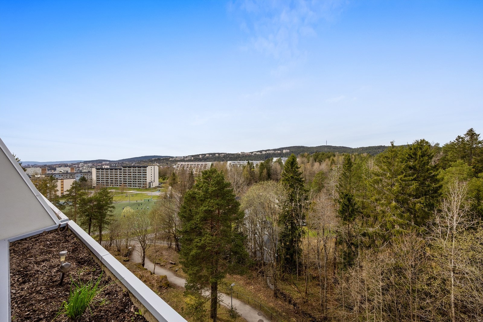 Fra balkongen har man utsikt mot naturskjønne omgivelser. Galleribilde